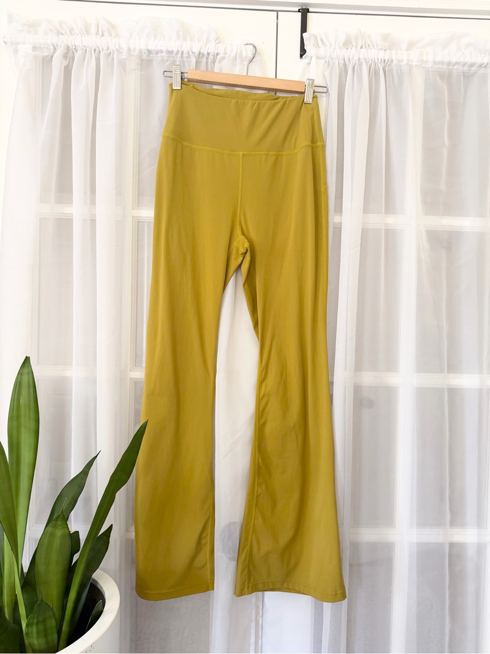 Lululemon Chartreuse Groove Super High-Rise Flare Pant Leggings size 8 - Picture 4 of 10
